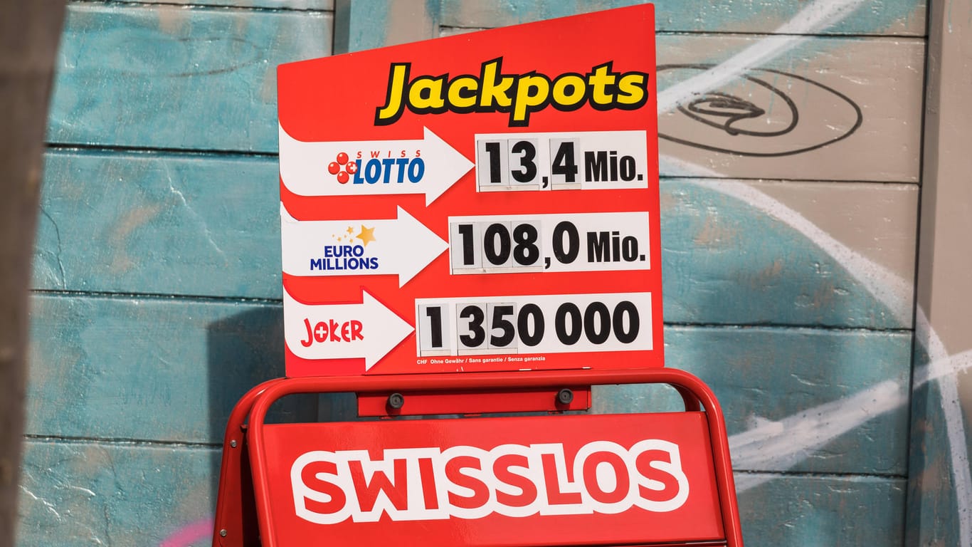 Ein Werbeschild für die Lotterie Euromillionen und das Schweizer Lotto (Symbolbild). Ein Franzose hat jetzt den Jackpot gewonnen.