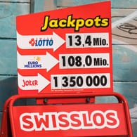 Ein Werbeschild für die Lotterie Euromillionen und das Schweizer Lotto (Symbolbild). Ein Franzose hat jetzt den Jackpot gewonnen.