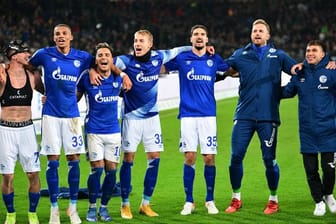 Schalkes Spieler feiern den Last-Minute-Sieg in Hannover vor ihren mitgereisten Fans.