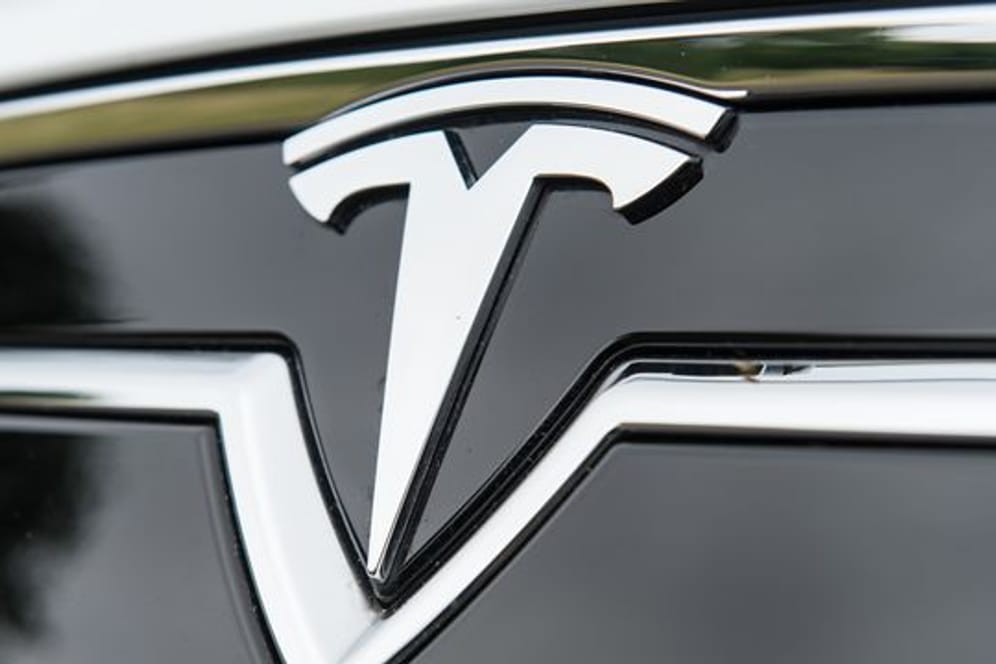 Tesla-Logo: Der Konzern hat seine Fabrik teilweise in ein Trinkwasserschutzgebiet gebaut.