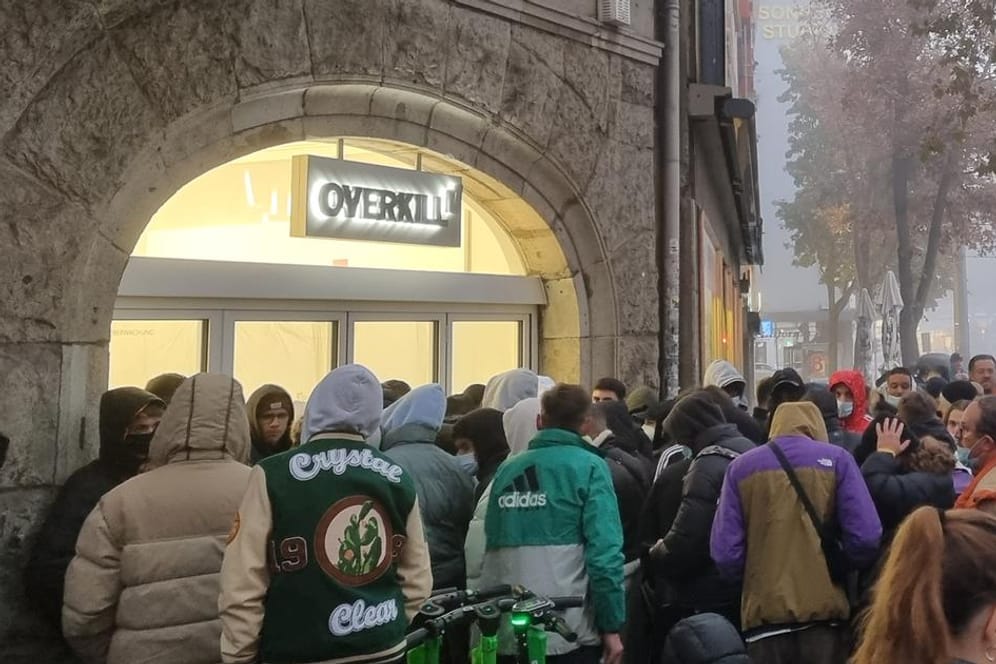 Ansturm auf die limitierten Sneaker: Mehr als 400 Personen versammelten sich für die Eröffnung des neuen „Overkill“-Stores.