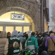Ansturm auf die limitierten Sneaker: Mehr als 400 Personen versammelten sich für die Eröffnung des neuen „Overkill“-Stores.