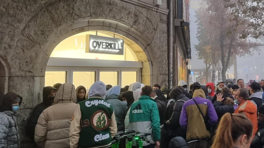 Ansturm auf die limitierten Sneaker: Mehr als 400 Personen versammelten sich für die Eröffnung des neuen „Overkill“-Stores. Ansturm auf die limitierten Sneaker: Mehr als 400 Personen versammelten sich für die Eröffnung des neuen „Overkill“-Stores.
