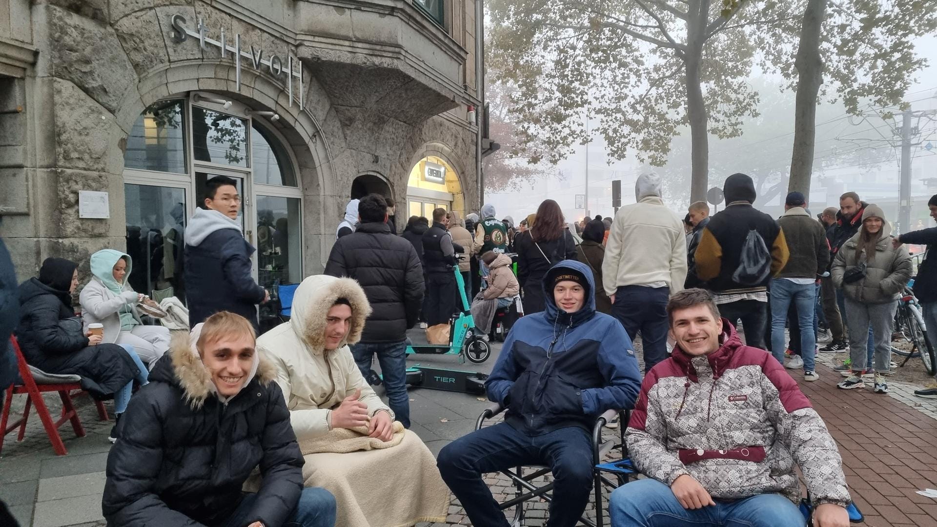 Sie haben sich das Warten in den frühen Morgenstunden mit Campingstühlen erleichtert: Joshua Lukas und seine Freunde warten schon seit 5 Uhr morgens.