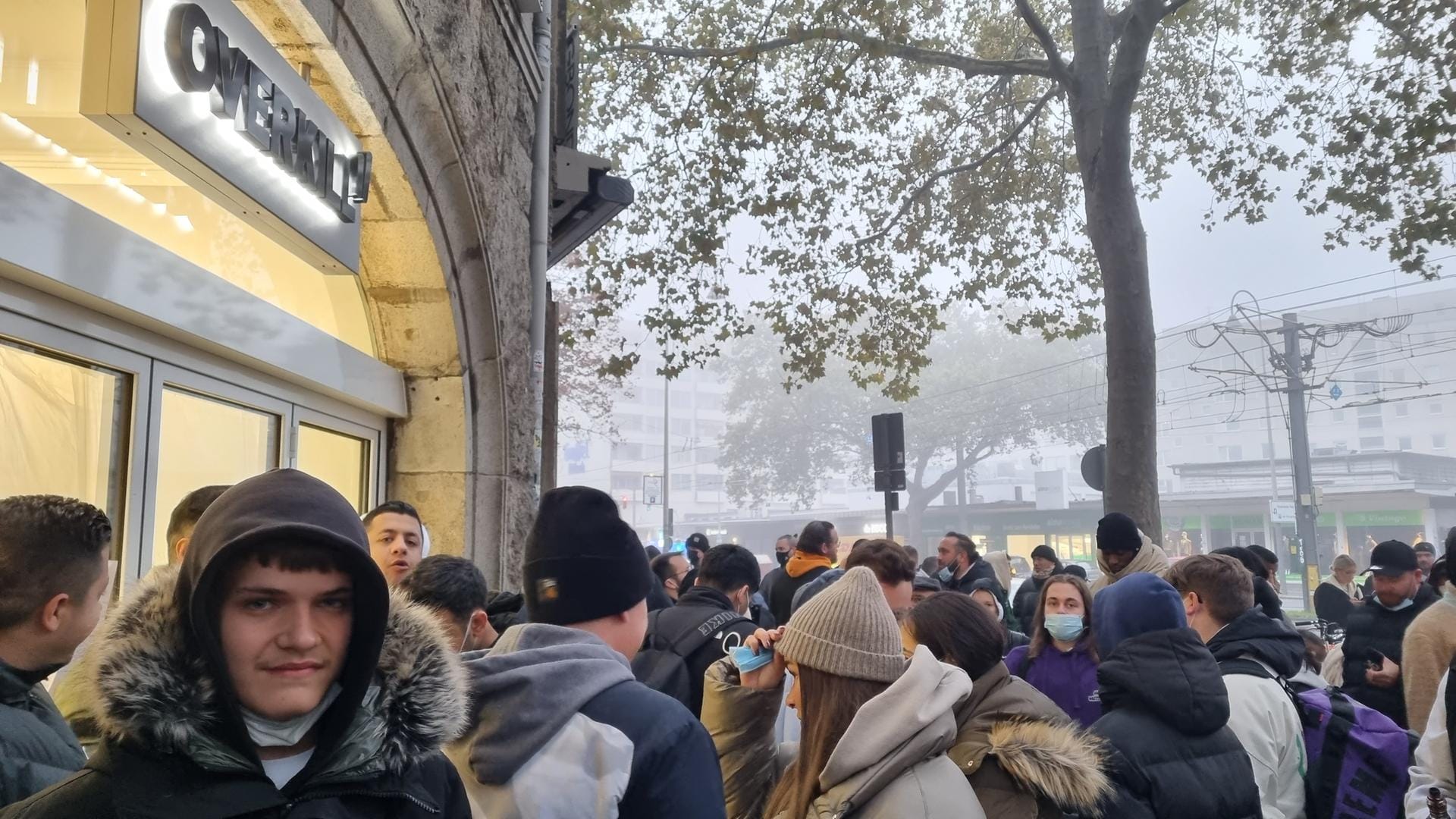 "Der frühe Vogel fängt den Wurm", dachte sich wohl Luke Breitkopf: Er steht seit Freitagabend vor den geschlossenen Türen der Sneaker-Boutique.