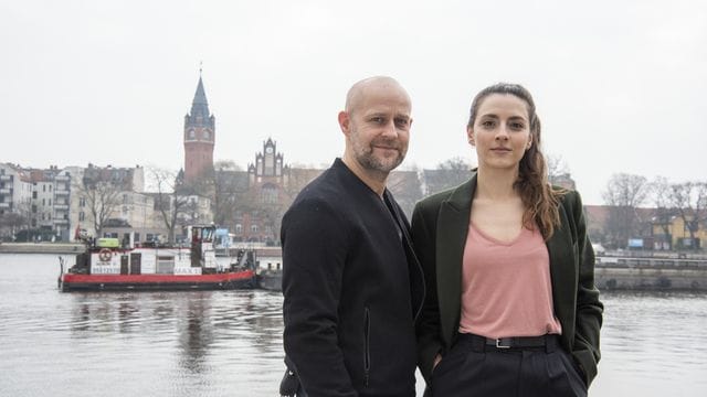 Robert Heffler (Jürgen Vogel) und die junge Kriminalhauptkommissarin Kay Freund (Seyneb Saleh).