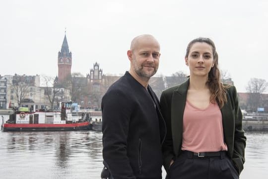 Robert Heffler (Jürgen Vogel) und die junge Kriminalhauptkommissarin Kay Freund (Seyneb Saleh).