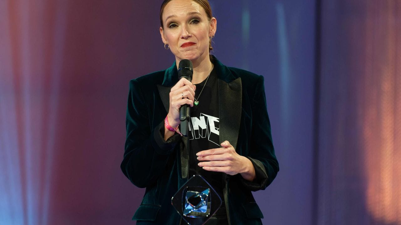 Carolin Kebekus wird verstärkt auch in der ARD-Mediathek zu sehen sein. Carolin Kebekus wird verstärkt auch in der ARD-Mediathek zu sehen sein.