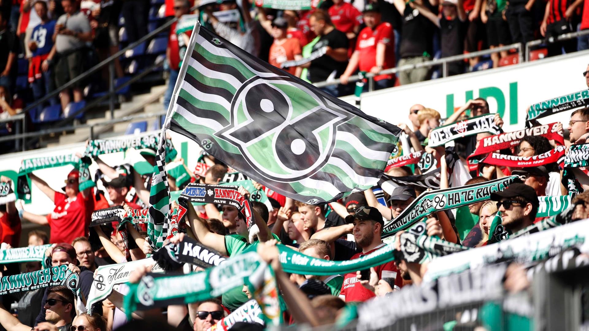 Stimmung in der HDI-Arena: Fans von Hannover 96 auf der Tribüne. Stimmung in der HDI-Arena: Fans von Hannover 96 auf der Tribüne.