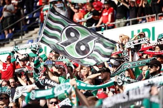 Stimmung in der HDI-Arena: Fans von Hannover 96 auf der Tribüne.