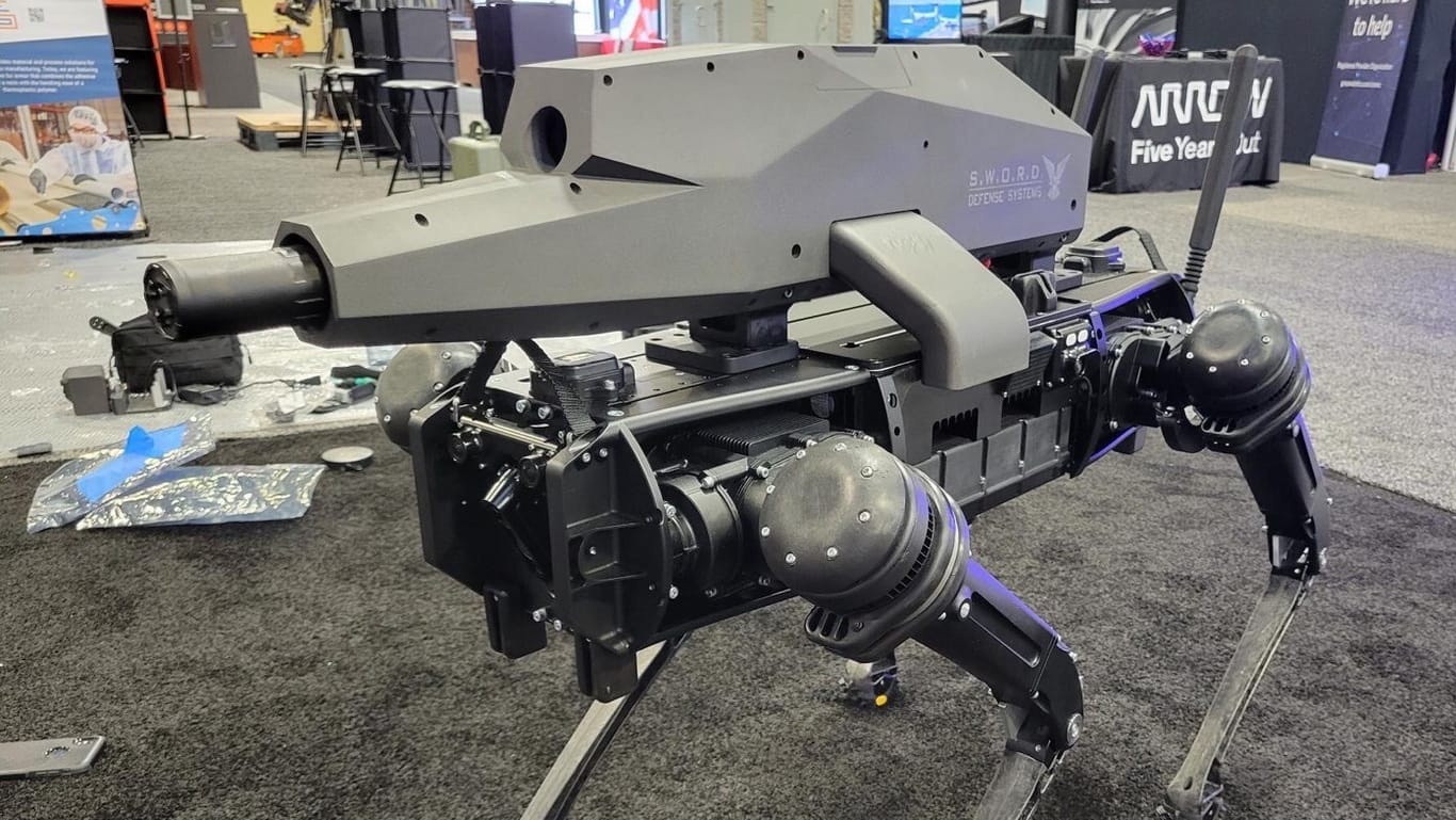 Das SPUR Waffensystem: Schon bald könnte der schießende Roboter-Hund militärisch zum Einsatz kommen.
