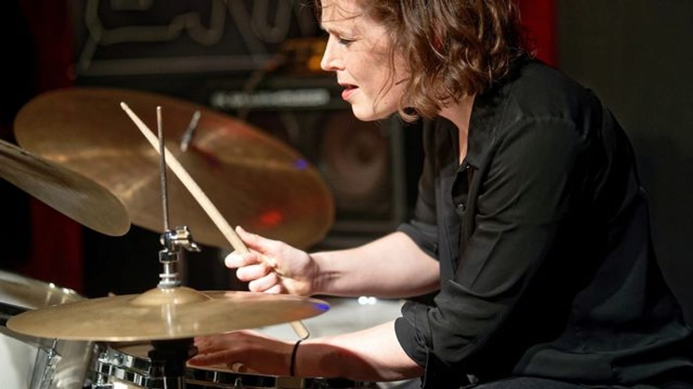 Die Schlagzeugerin Eva Klesse erhält den SWR Jazzpreis 2021.