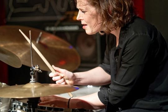 Die Schlagzeugerin Eva Klesse erhält den SWR Jazzpreis 2021.