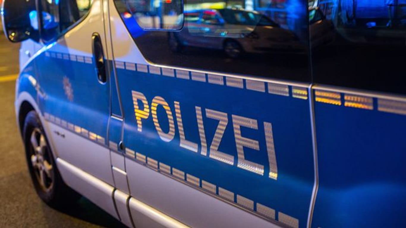 Ein Einsatzfahrzeug der Polizei steht auf einer Straße (Symbolbild): Nach der brutalen Attacke auf einen 19-Jährigen ermittelt eine Mordkommission der Düsseldorfer Polizei.