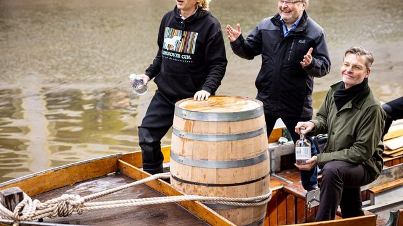 Gin-Fass wird rudernd und segelnd nach Bristol gebracht