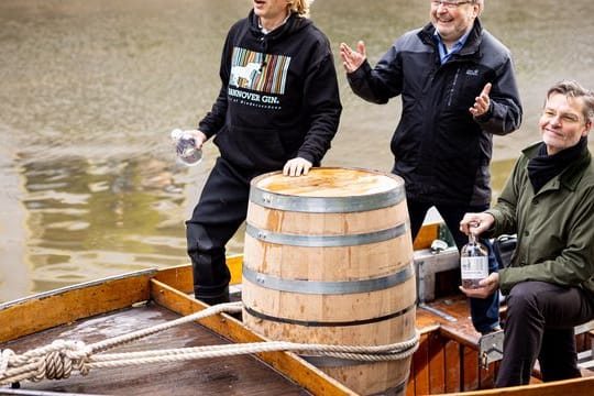 Gin-Fass wird rudernd und segelnd nach Bristol gebracht