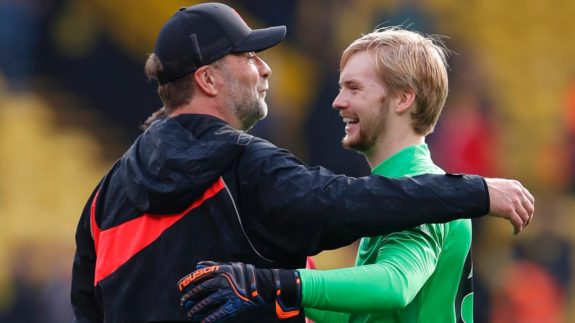 Erleichtert: Liverpool-Trainer Klopp (li.) mit Torwart Kelleher.