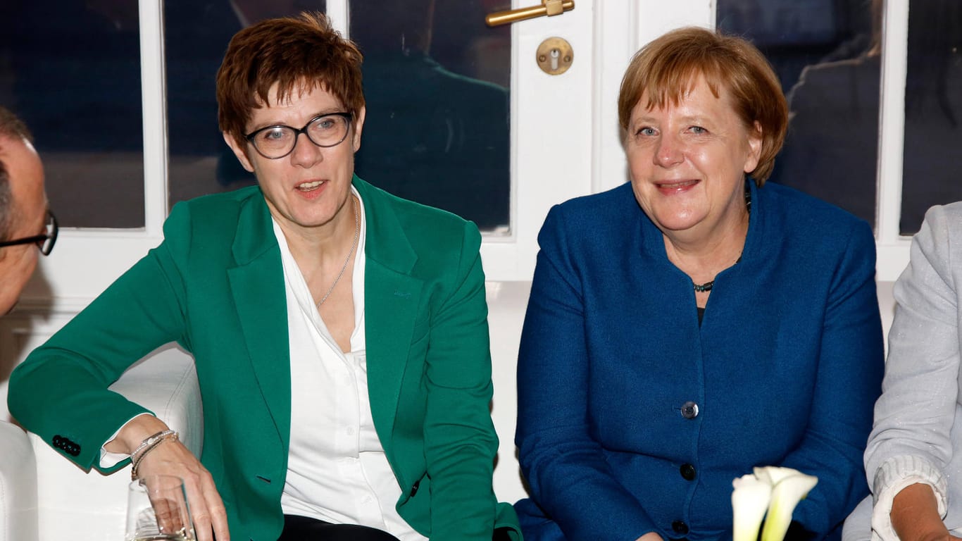 Annegret Kramp-Karrenbauer und Angela Merkel (Archivbild): Allein im Verteidigungsministerium kam es seit April zu 117 lukrativen Beförderungen.