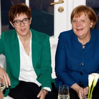 Annegret Kramp-Karrenbauer und Angela Merkel (Archivbild): Allein im Verteidigungsministerium kam es seit April zu 117 lukrativen Beförderungen.