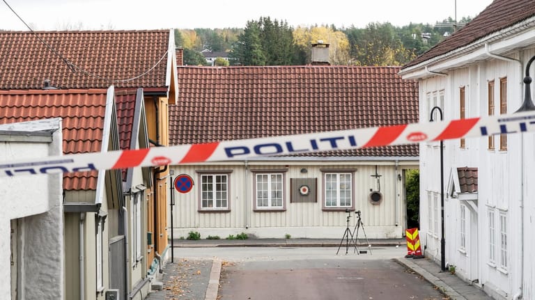 Abgesperrter Tatort in Kongsberg: Am Mittwoch hatte dort ein Mann mehrere Menschen mit Pfeil und Bogen getötet.
