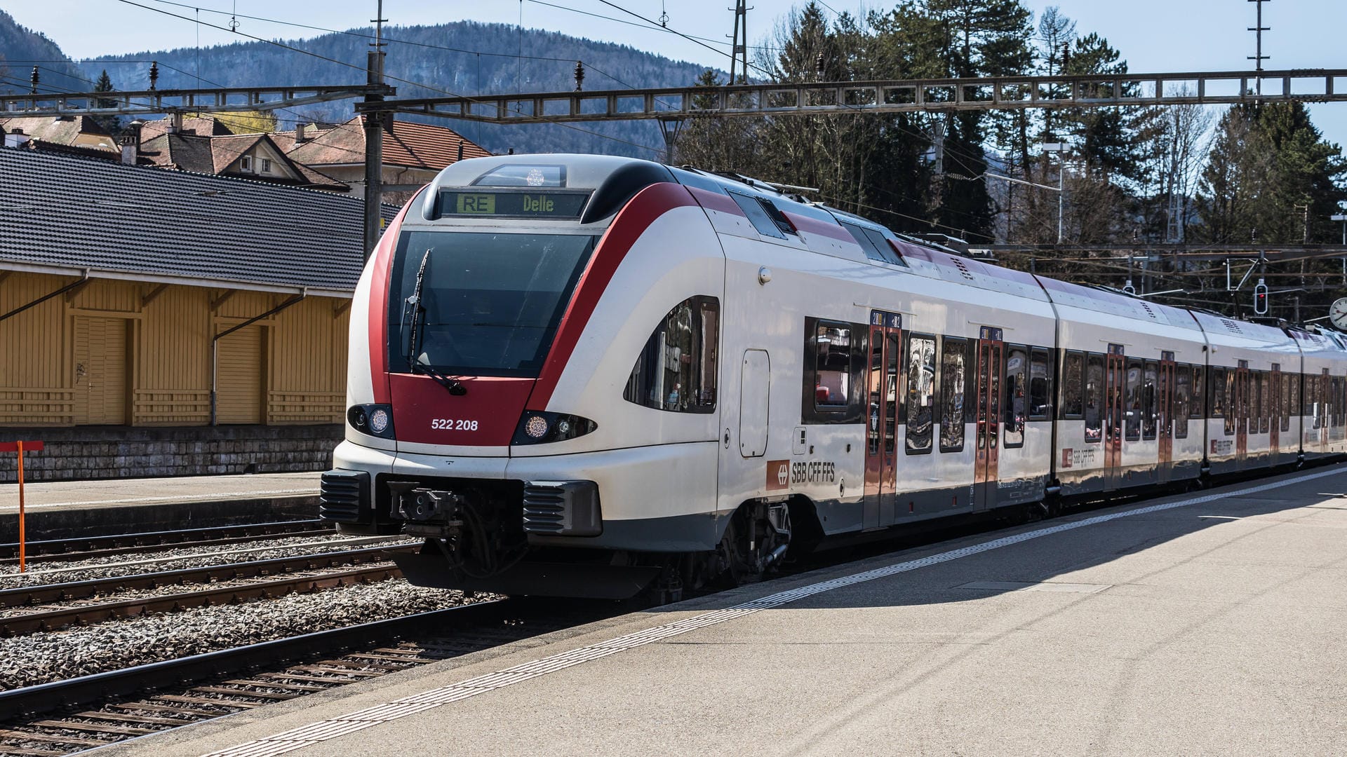 Zug: Die Schweizerische Bundesbahnen haben spezielle Züge für Fußballfans im Einsatz. (Symbolbild)