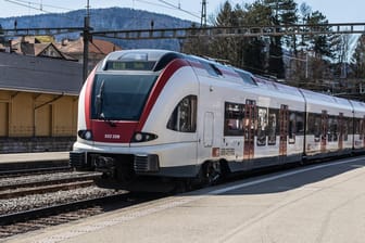 Zug: Die Schweizerische Bundesbahnen haben spezielle Züge für Fußballfans im Einsatz. (Symbolbild)