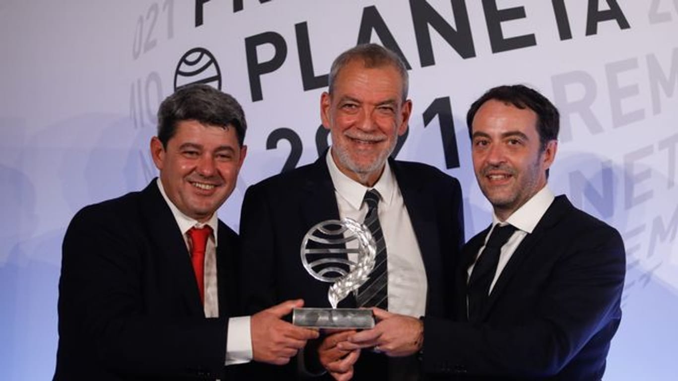Die Schriftsteller Jorge Díaz (r-l), Agustín Martínez und Antonio Mercero haben den spanischen Literaturpeis Planeta gewonnen.