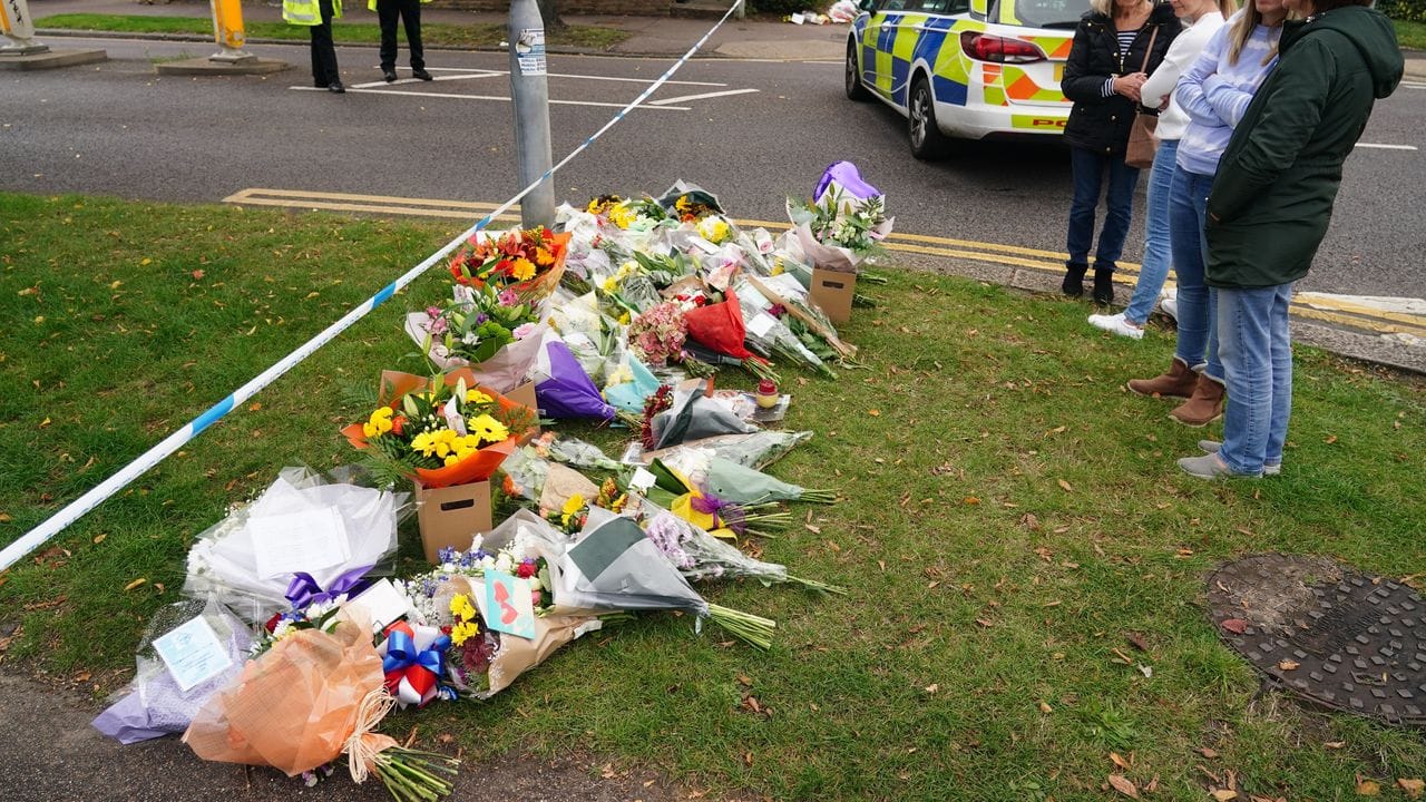 Blumen liegen am Tatort in Leigh-on-Sea.