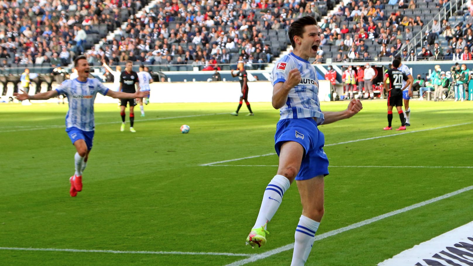 Hier hebt er ab: Herthas Jurgen Ekkelenkamp nach seinem Tor. Hier hebt er ab: Herthas Jurgen Ekkelenkamp nach seinem Tor.