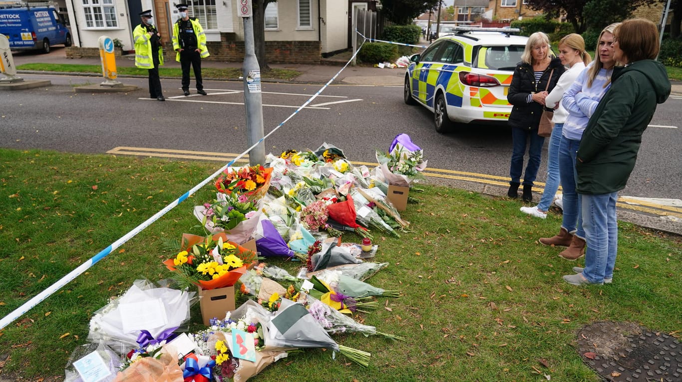 Niedergelegte Blumen in Leigh-On-Sea: In dem britischen Ort wurde der Abgeordnete David Amess niedergestochen.