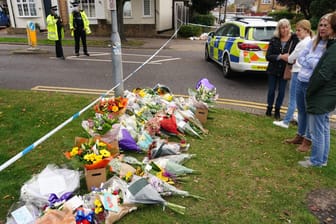 Niedergelegte Blumen in Leigh-On-Sea: In dem britischen Ort wurde der Abgeordnete David Amess niedergestochen.