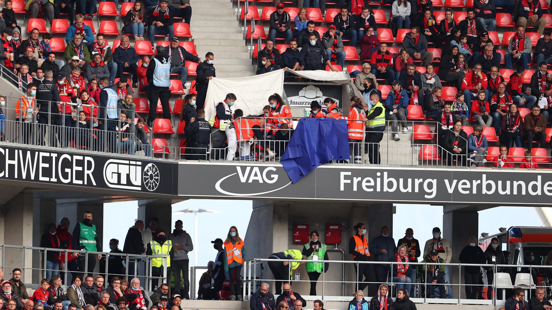 Einsatz im Stadion: Beim Spiel des SC Freiburg gegen Leipzig waren Ärzte auf der Tribüne gefragt. Einsatz im Stadion: Beim Spiel des SC Freiburg gegen Leipzig waren Ärzte auf der Tribüne gefragt.