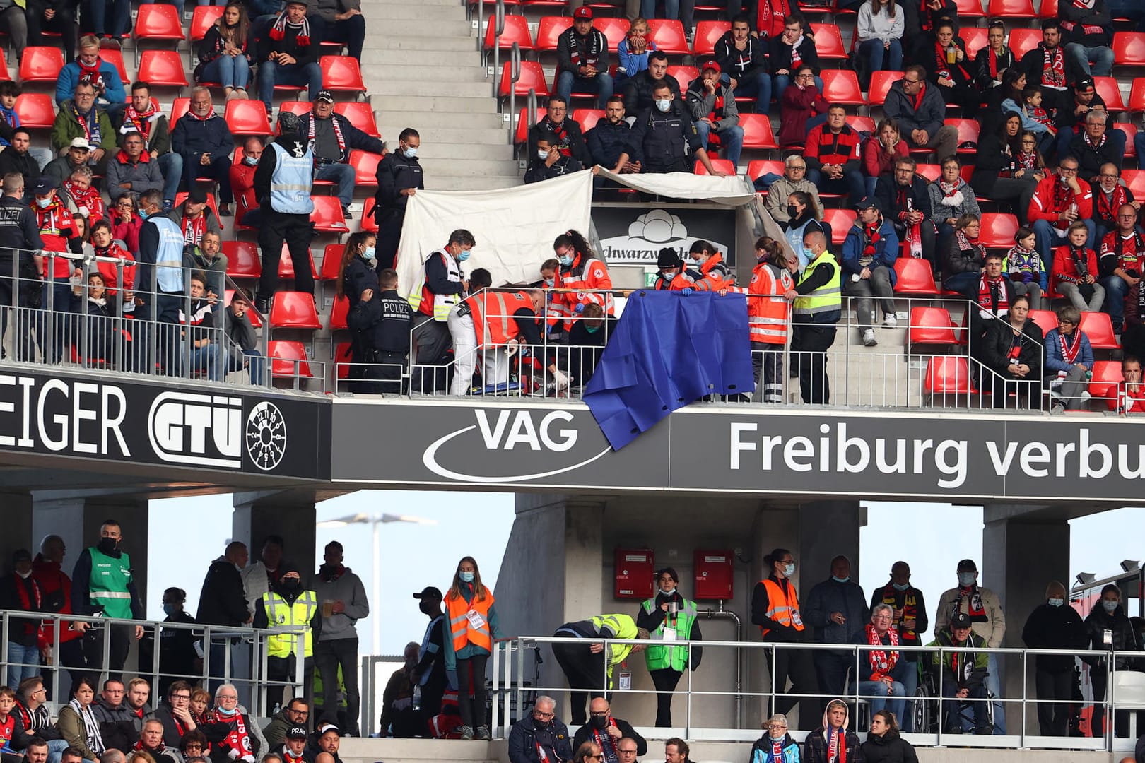 Einsatz im Stadion: Beim Spiel des SC Freiburg gegen Leipzig waren Ärzte auf der Tribüne gefragt.