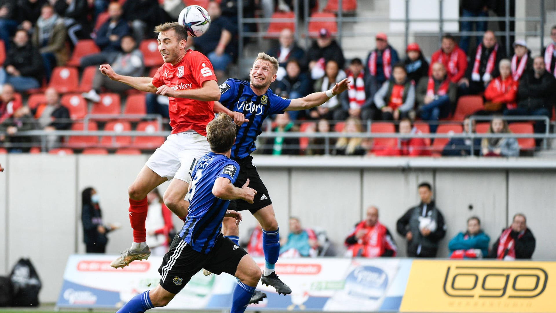 Szene aus dem Spiel: Halles Michael Eberwein (l.) im Kopfball-Duell mit Manuel Zeitz.