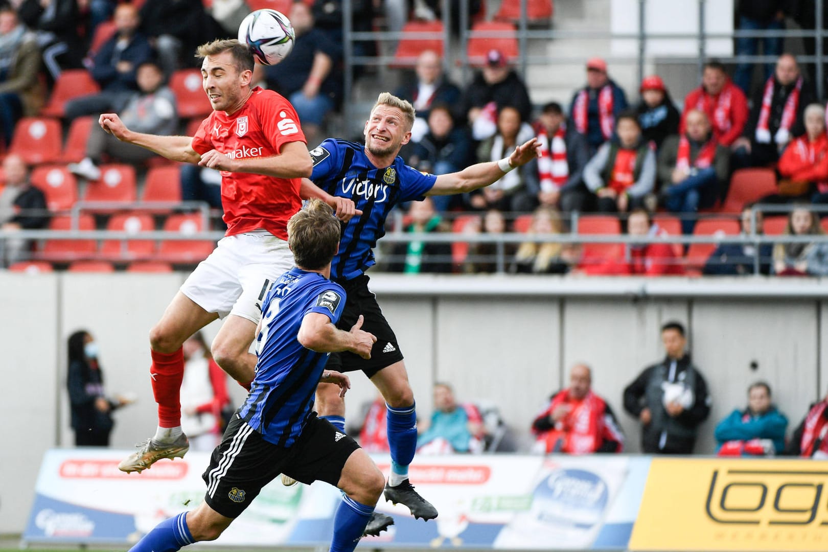 Szene aus dem Spiel: Halles Michael Eberwein (l.) im Kopfball-Duell mit Manuel Zeitz.