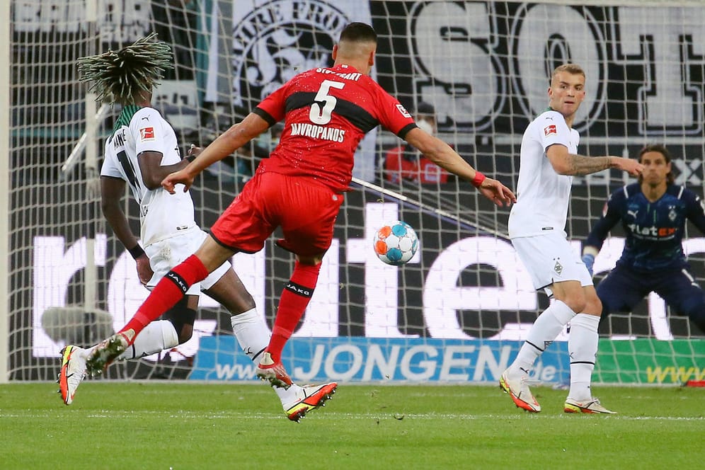 Das 1:0: Stuttgarts Mavropanos zieht ab.