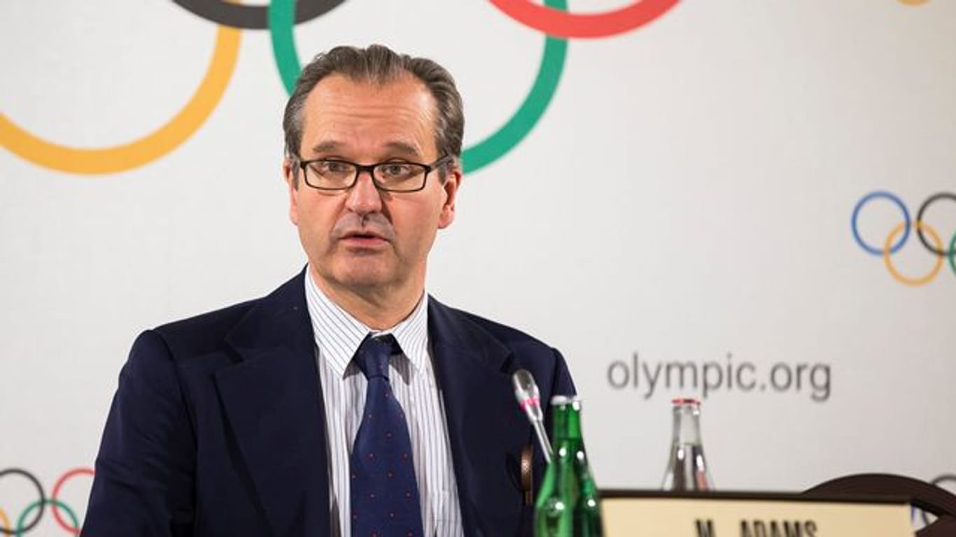 IOC-Sprecher Mark Adams spricht auf einer Pressekonferenz.