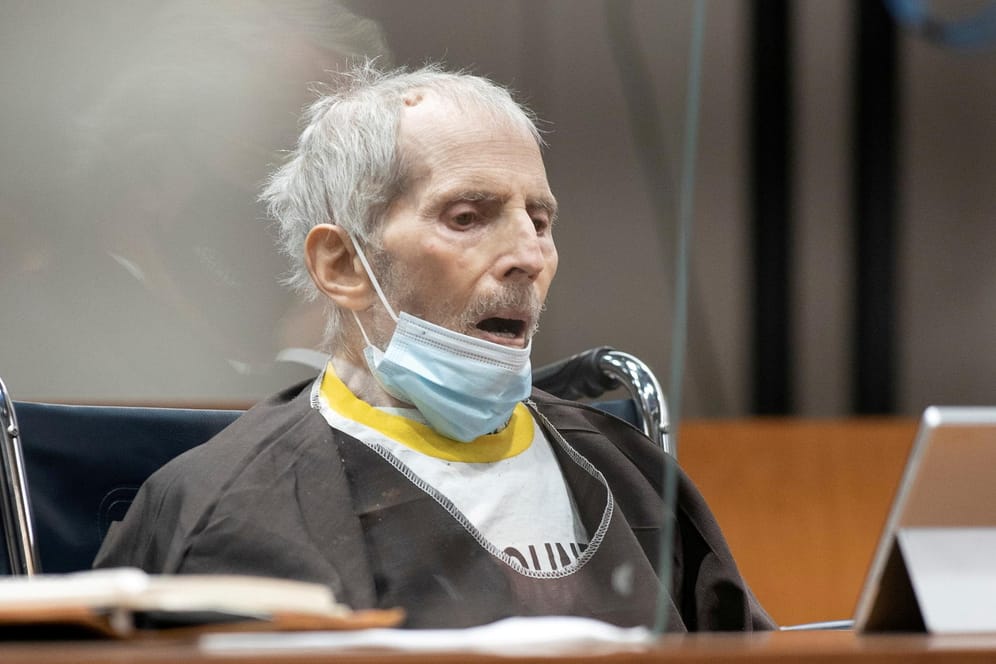 Robert Durst sitzt im Gerichtssaal bei der Verkündung seines Strafmaßes (Archivbild). Der 78-Jährige soll jetzt an Corona erkrankt sein.