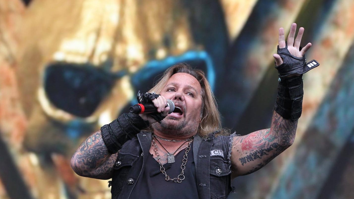 Vince Neil singt bei einem Konzert in Mexiko (Archivbild). Der Musiker ist bei einem Auftritt in den USA offenbar von der Bühne gefallen.