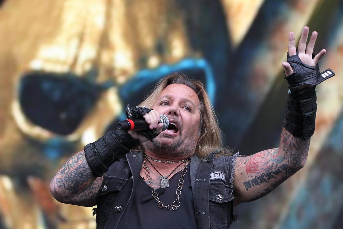 Vince Neil singt bei einem Konzert in Mexiko (Archivbild). Der Musiker ist bei einem Auftritt in den USA offenbar von der Bühne gefallen.