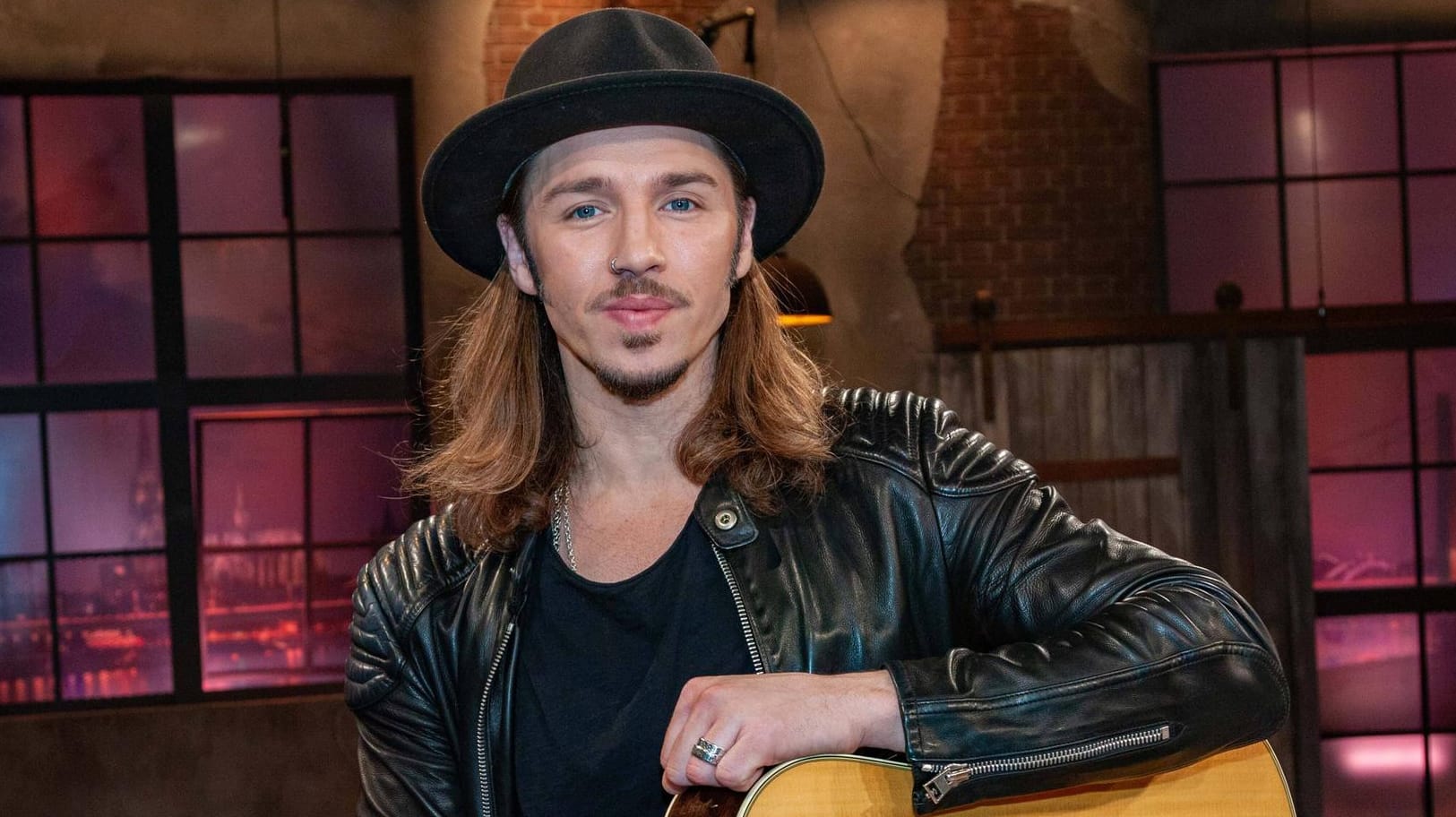 Gil Ofarim mit Gitarre bei einem Fernsehauftritt im WDR (Archivbild). Der Sänger hatte sich in einem Leipziger Hotel diskriminiert gefühlt – jetzt kommen Zweifel an seiner Darstellung auf.