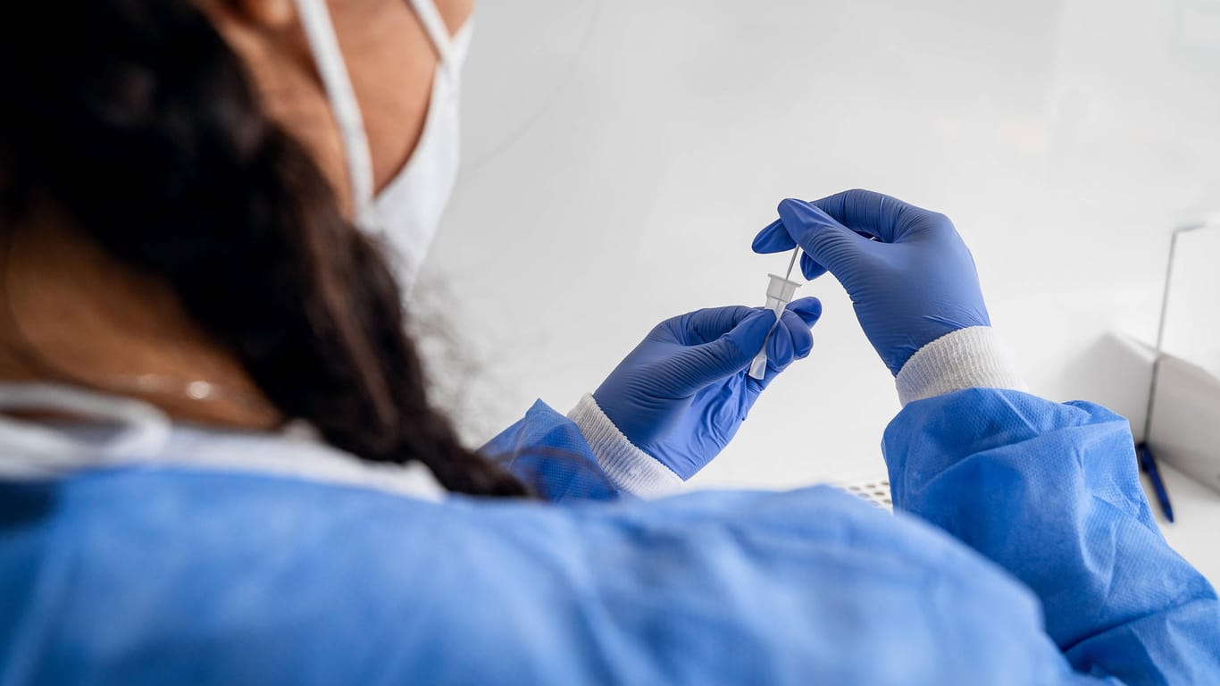 Eine Krankenschwester bei der Durchführung eines Covid-19-Schnelltests mit einem Wattestäbchen (Symbolbild). In Deutschland steigen die Infektionszahlen wieder an.