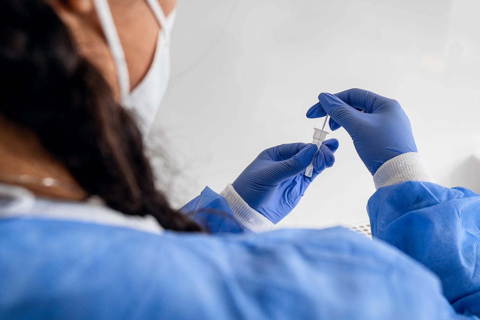 Eine Krankenschwester bei der Durchführung eines Covid-19-Schnelltests mit einem Wattestäbchen (Symbolbild). In Deutschland steigen die Infektionszahlen wieder an.