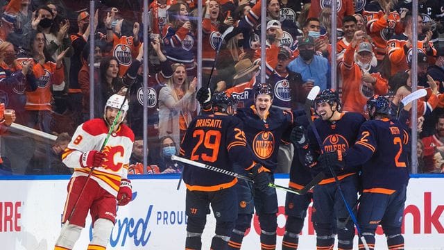 Leon Draisaitl (l, 29) feierte mit den Oilers den zweiten Saisonsieg.