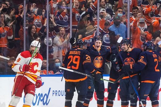 Leon Draisaitl (l, 29) feierte mit den Oilers den zweiten Saisonsieg.