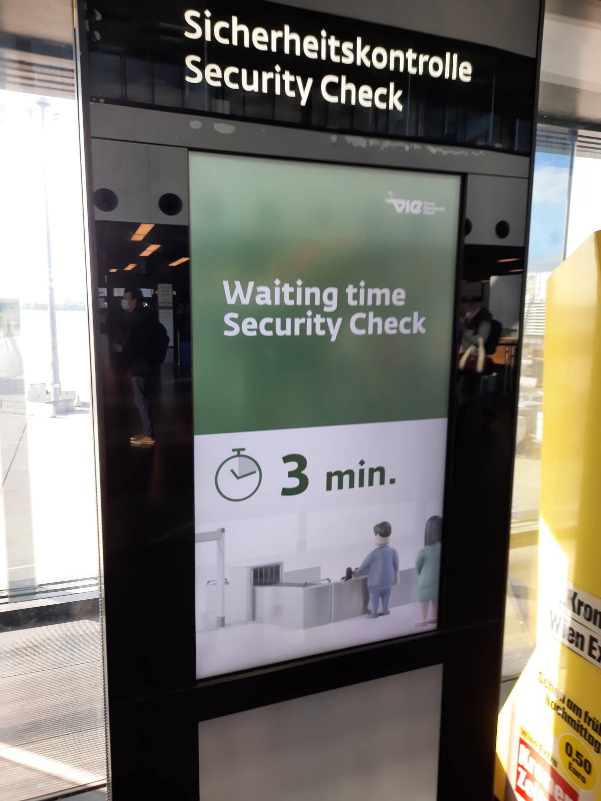 Anzeigetafel beim Sicherheitscheck: Am Flughafen in Wien steht man keine drei Minuten an.