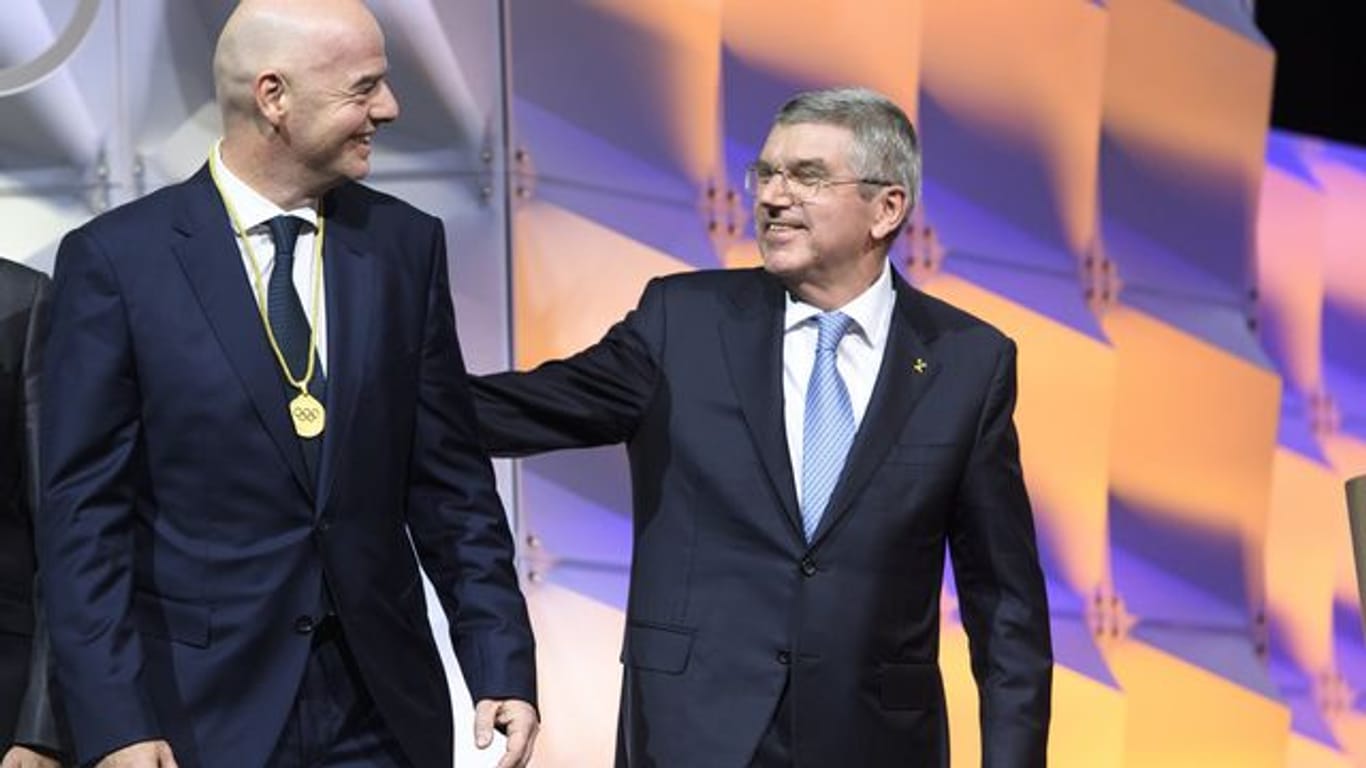 Zwischen FIFA-Boss Gianni Infantino (l), und IOC-Chef Thomas Bach besteht offenbar Redebedarf.