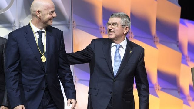 Zwischen FIFA-Boss Gianni Infantino (l), und IOC-Chef Thomas Bach besteht offenbar Redebedarf. Zwischen FIFA-Boss Gianni Infantino (l), und IOC-Chef Thomas Bach besteht offenbar Redebedarf.