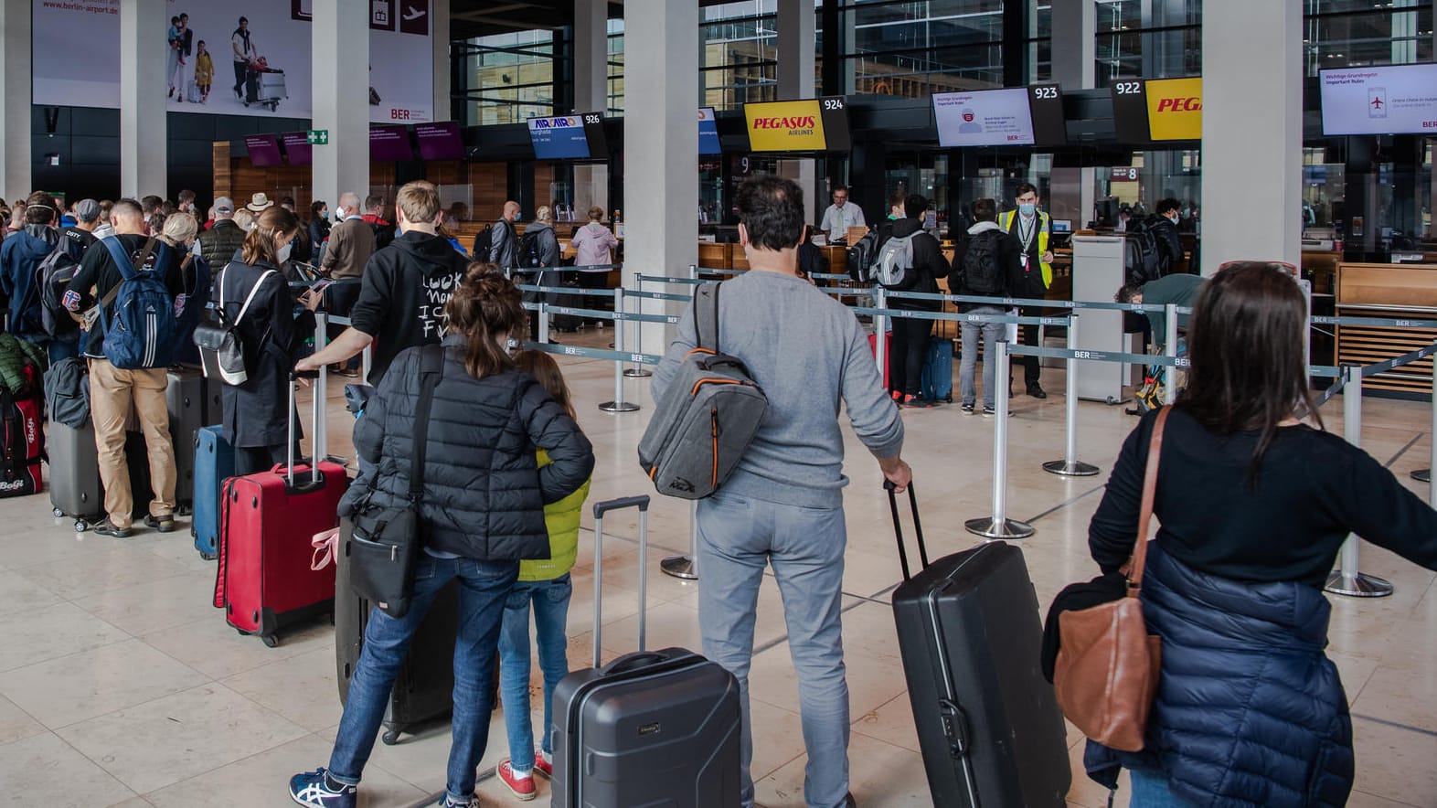 Lange Warteschlangen am BER: Am vergangenen Wochenende herrschten auf dem Hauptstadtflughafen teils chaotische Zustände.