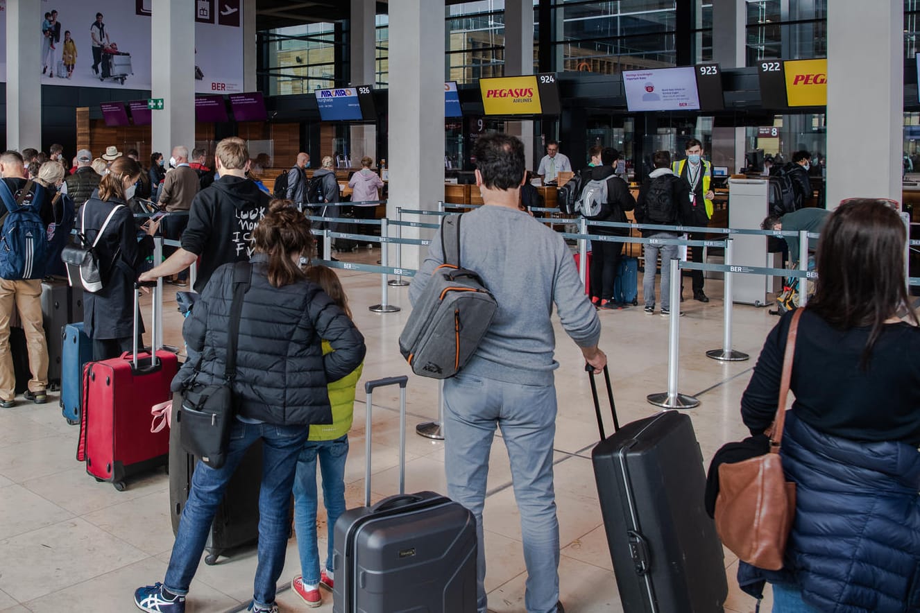 Lange Warteschlangen am BER: Am vergangenen Wochenende herrschten auf dem Hauptstadtflughafen teils chaotische Zustände.